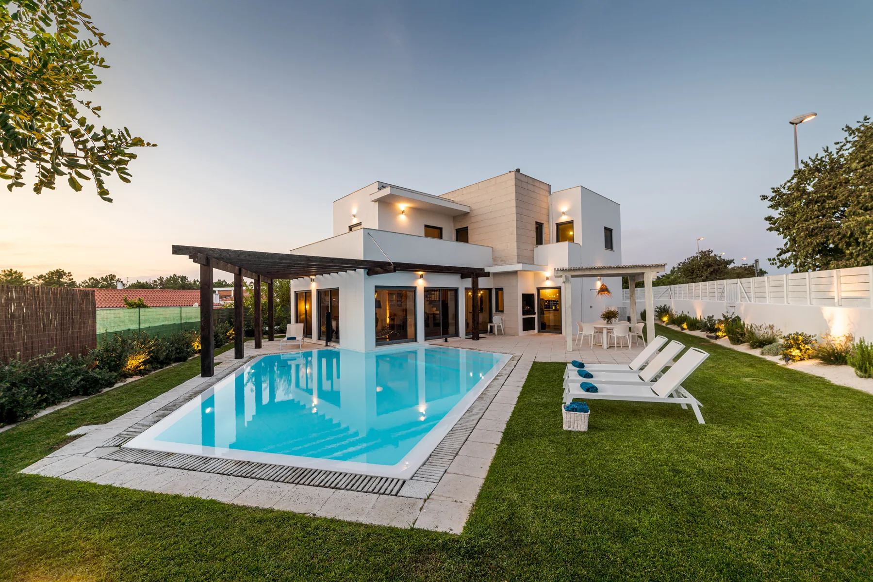 MODERN-HOUSE-WITH-GARDEN-SWIMMING-POOL-AND-WOODEN-2024-10-23-07-26-06-UTC