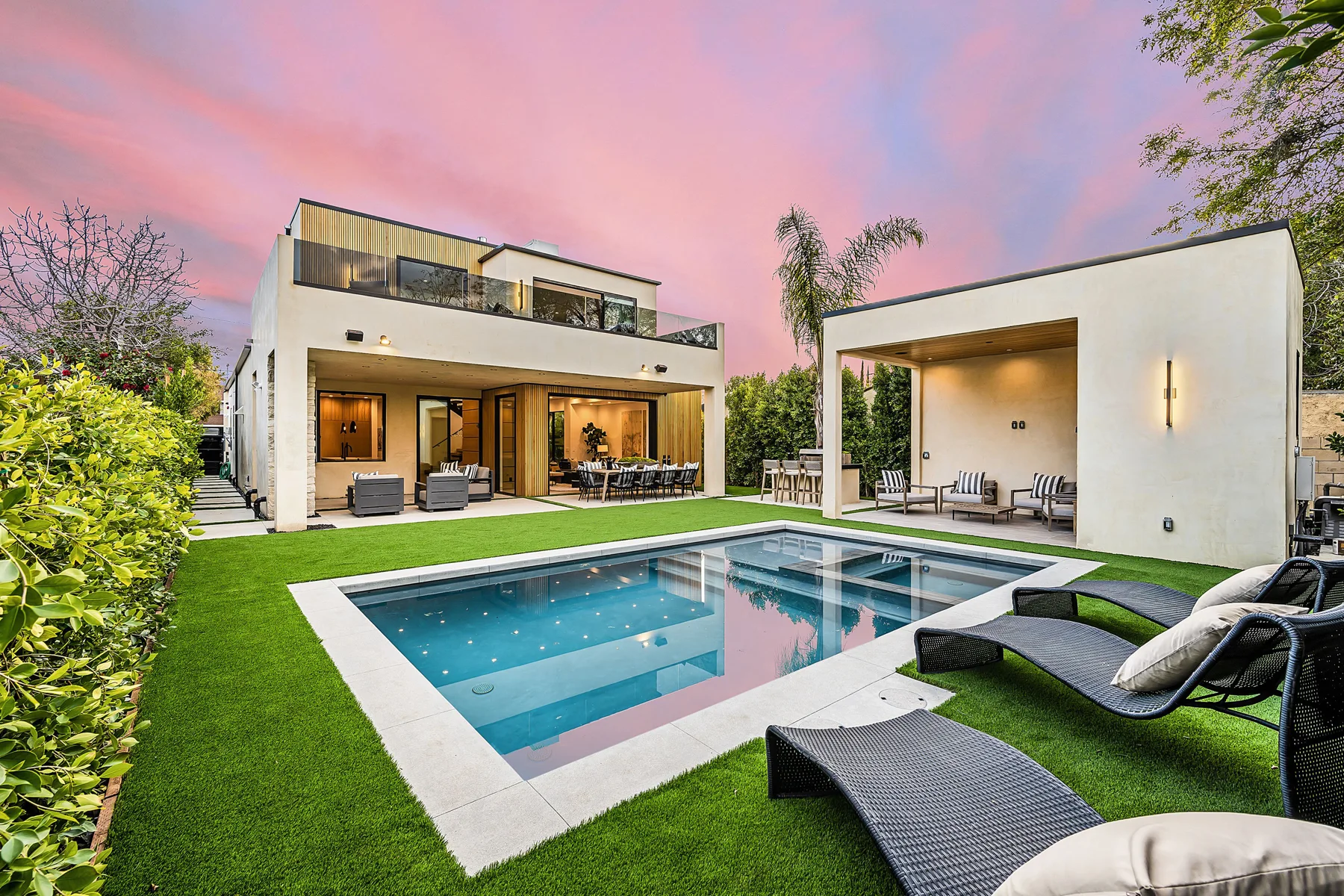 MODERN-LUXURY-HOME-WITH-POOL-AND-GARDEN-AT-SUNSET-2024-10-02-16-41-07-UTC