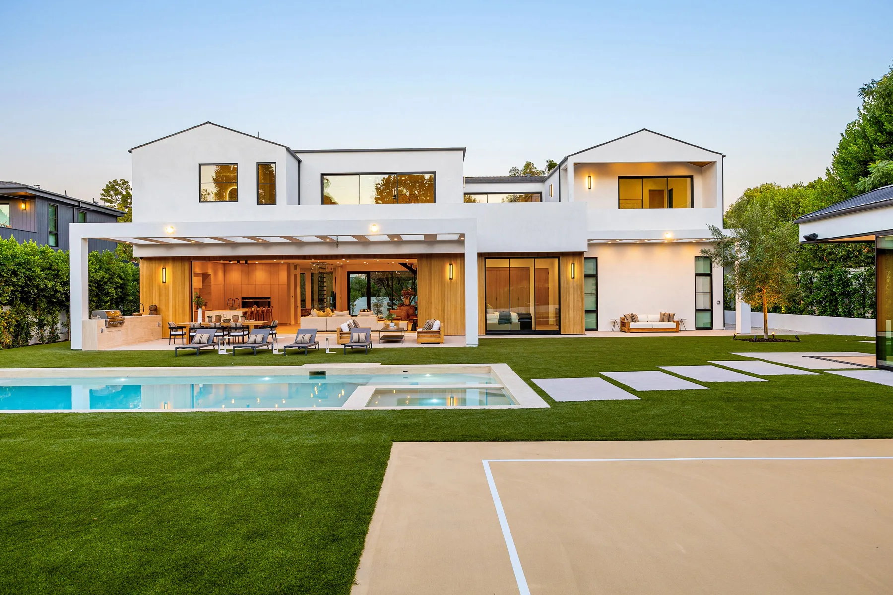 MODERN-LUXURY-HOME-WITH-POOL-AND-PATIO-AT-SUNSET-2024-10-23-22-24-06-UTC